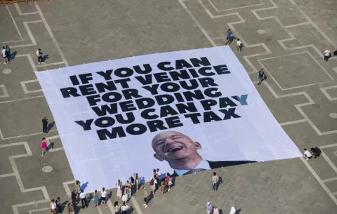Pancarta gigante en Venecia contra Jeff Bezos por su boda