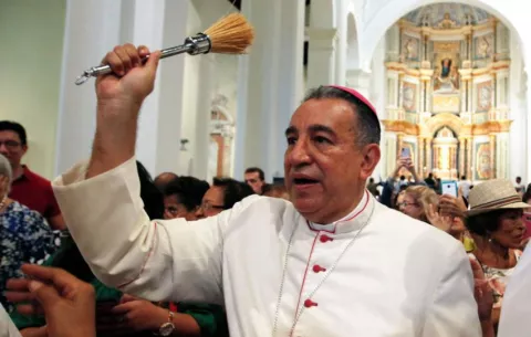 Monseñor José Domingo Ulloa entrega carta al dirigente de los bananeros
