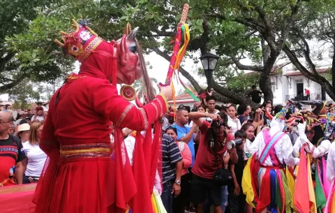El bien y el mal se enfrentan en el tradicional “Cuarteo del Sol” en La Villa