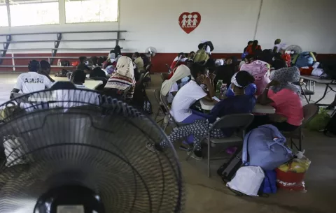 Migrantes deportados por EE.UU. a Panamá reciben extensión de permiso humanitario