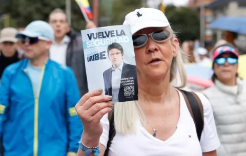 Senador Uribe Turbay sigue 'en estado crítico' y con 'escasa respuesta', según médicos