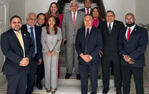 Diputados de la bancada de Realizando Metas se reúnen con el presidente José Raúl Mulino