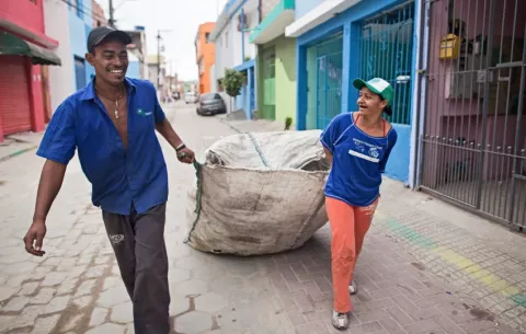 Recicladores urbanos modelan la política global del plástico