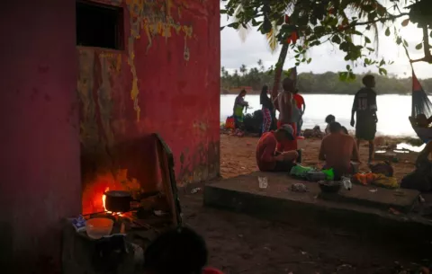 Panamá traslada a más de cien migrantes por mar hacia Colombia en su viaje de retorno
