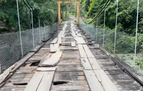 Puente en ruinas en La Gloria pone en riesgo a peatones y conductores