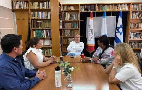 Embajador de Panamá en Israel se reúne con alcaldes atrapados por conflicto entre Israel e Irán