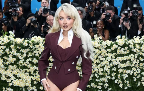 Sabrina Carpenter lanzará en agosto su nuevo álbum, 'Man's Best Friend'