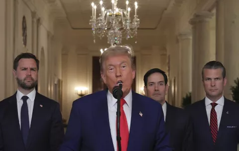 Trump insta a mantener 'bajos los precios del petróleo' y no caer en 'manos del enemigo'