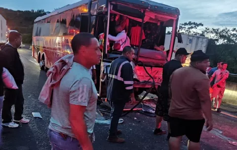 Bus choca con articulado y deja varios lesionados en la vía Panamericana, a la altura de la entrada de Las Palmas