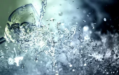 Agua hidrogenada trata de abrirse paso en más países de Latinoamérica