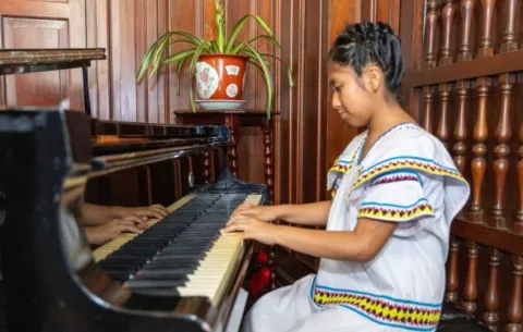 Aymara Montero, la niña ngäbe que deslumbra con el piano