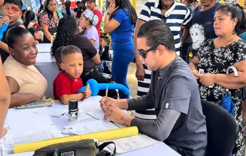 En Bocas del Toro atienden a 800 personas y reparten 2 mil bolsas de comida en actividades de la Policía Nacional
