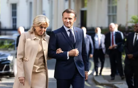 Macron demanda en EE.UU. a la influencer que dijo que la primera dama francesa es un hombre