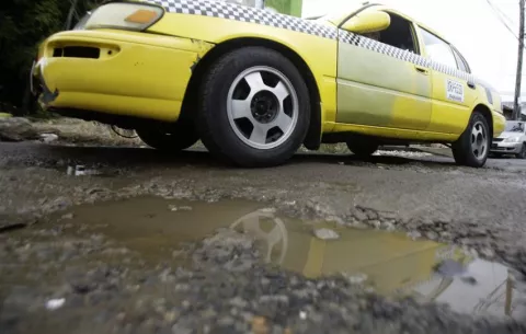 Panamá propone indemnizar a los afectados por los huecos y baches de sus carreteras
