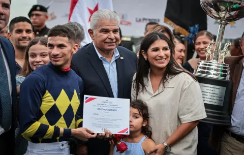 Senescal y Carrión mandan en el Clásico Presidente; Mulino promete seguir asistiendo a la carrera