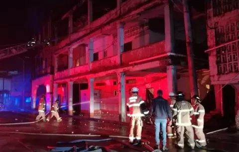 Incendio en dos caserones en la Avenida Bolívar de Colón deja más de 70 familias damnificadas
