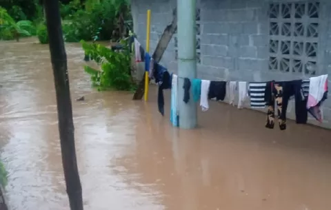 Casas inundadas y vías colapsadas por las fuertes lluvias en Colón