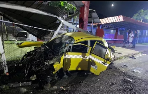 Conductor de taxi muere tras chocar contra parada de buses en Colón