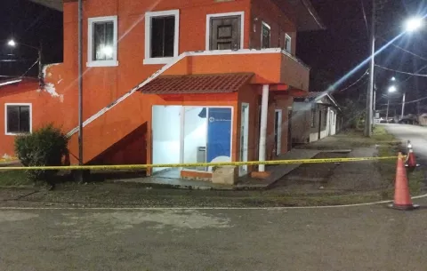 Vandalizan y hurtan dinero del cajero automático de la Caja de Ahorro en la comunidad de Escobal 