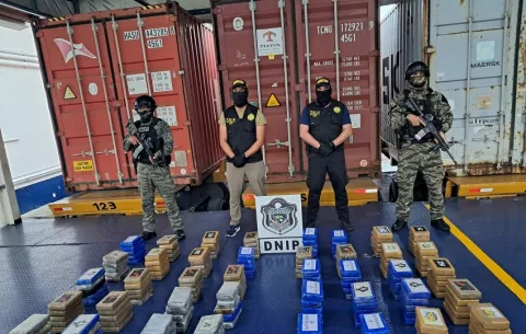 Incautan más de mil paquetes de sustancias ilícitas en dos narcolanchas y un contenedor 