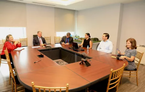 Secretario del Ferrocarril de Panamá presenta proyecto  al embajador Cabrera