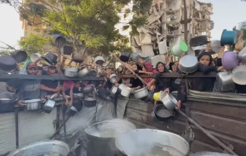 El único comedor solidario de Ciudad de Gaza lucha por alimentar a un millar de personas