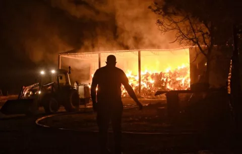 El fuego no da tregua en el sur de Grecia y las evacuaciones ya llegan a 2,000 personas