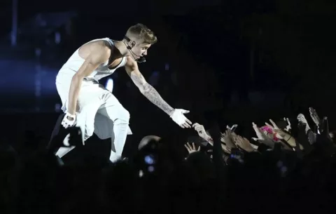 Justin Bieber lanza su séptimo disco, 'SWAG'