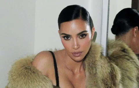 Kim Kardashian lanza mascarilla anti papada con 'SKIMS'
