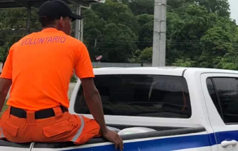 Buscan a hombre que cayó al río Tebario, en Las Minas 