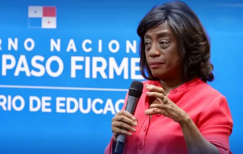 Ministra de Educación advierte que está en juego la pérdida del año escolar
