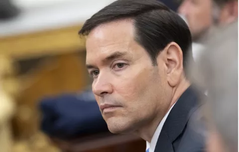 Un impostor usa la IA para hacerse pasar por Marco Rubio en busca de información sensible