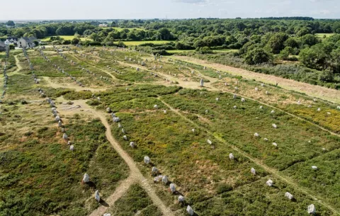 Los alineamientos megalíticos de Carnac, aspirantes milenarios a Patrimonio de la Unesco