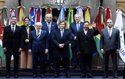 Milei traspasa a Lula la presidencia semestral del Mercosur en una cumbre con avances comerciales