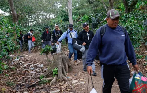 Migrantes dan la vuelta: miles retornan desilusionados del 'sueño americano'