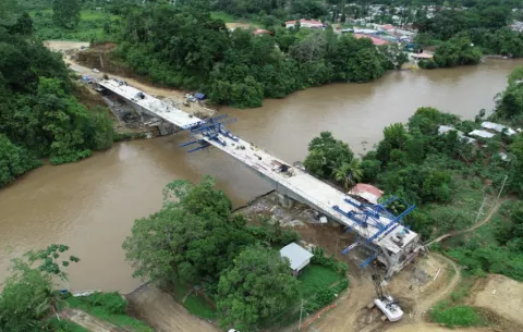 Avanza construcción de puentes y carreteras en Darién