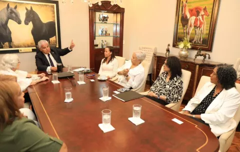 Mulino se reúne con líderes históricas en la lucha por los derechos de la mujer