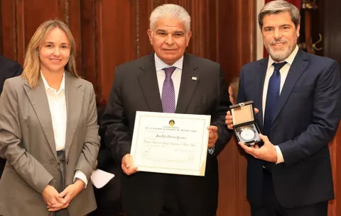 Presidente Mulino recibe distinción 'visitante ilustre´ de parte de la Legislatura de Buenos Aires