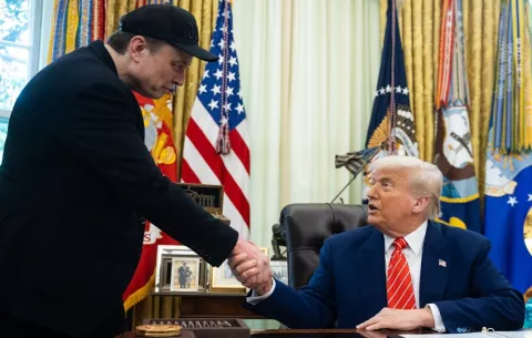 Trump llama 'tren descarrilado' a Musk y anticipa el fracaso de un tercer partido político