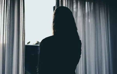 Joven colombiana habría sido víctima de acoso sexual en albergue de Calidonia; piden que se permita su deportación