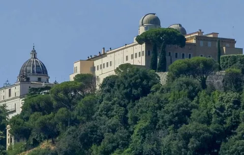 El papa León XIV vuelve de vacaciones a Castel Gandolfo 12 años después