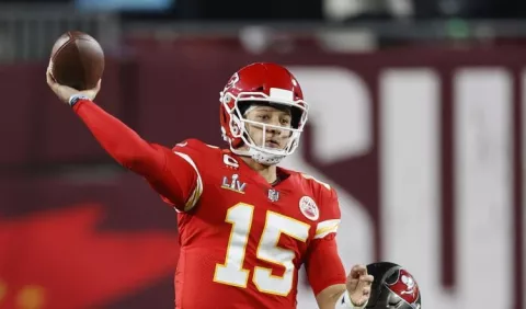Patrick Mahomes afirma que consejos de Tom Brady le han ayudado a ganar respeto