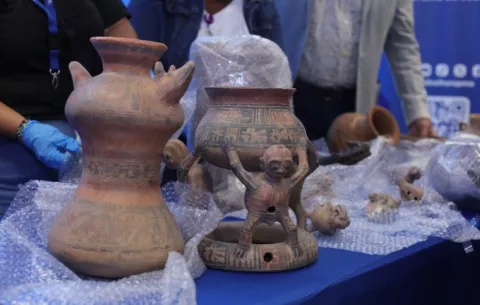 Piezas precolombinas son entregadas al Ministerio de Cultura