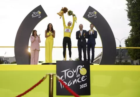 Pogacar agranda su leyenda en París, Van Aert se une a la fiesta