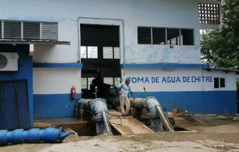 Fuerte crecida del río La Villa afectó planta potabilizadora de Chitré
