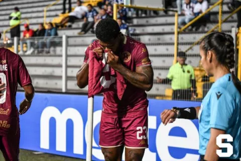 Newton Williams anota en su debut con Saprissa, pero sale lesionado en camilla