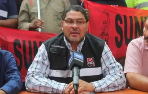 Saúl Méndez sale custodiado al aeropuerto de Tocumen rumbo a Bolivia