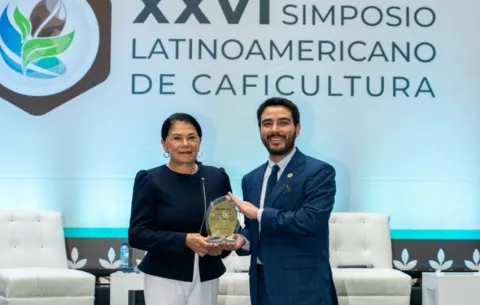 Chiricana Aracelly Vega recibe distinción internacional por  su liderazgo investigativo en el sector cafetalero