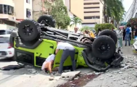 Automóvil cae desde el estacionamiento de un edificio en Pueblo Nuevo