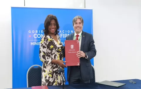 Entregan títulos de propiedad para 12 escuelas de Panamá Centro, Colón y Veraguas